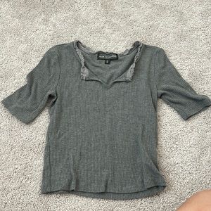 gray t shirt